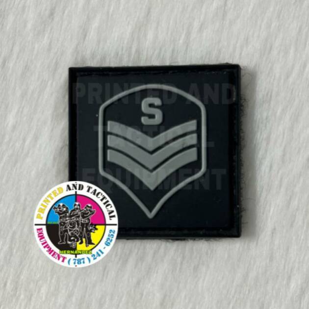PARCHO EN GOMA PARA SOLAPA BDU POLICIA DE PR SARGENTO 

COLOR GRIS